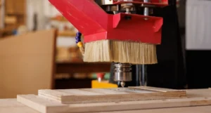maquina versátil cnc cortando madera mobiliario para diseño de interiores