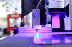 Variedad de productos personalizados con CNC, incluyendo joyería grabada con láser, regalos corporativos y embalajes, destacando la versatilidad de la tecnología.