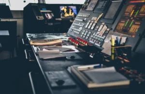Maquinaria CNC de alta tecnología en una línea de producción flexible, fabricando productos personalizados a escala industrial, símbolo de la Industria 4.0.