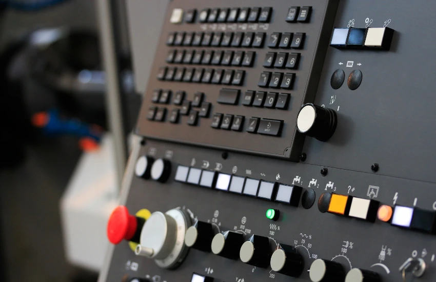 Sensores IoT montado en máquina CNC mostrando datos a tiempo real