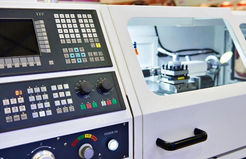 Máquina CNC equipada con sensores inteligentes y sistema de retroalimentación digital