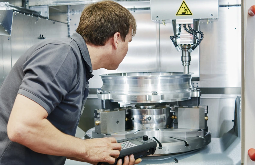 Operador monitoreando vibraciones en una máquina CNC con herramientas de diagnóstico.
