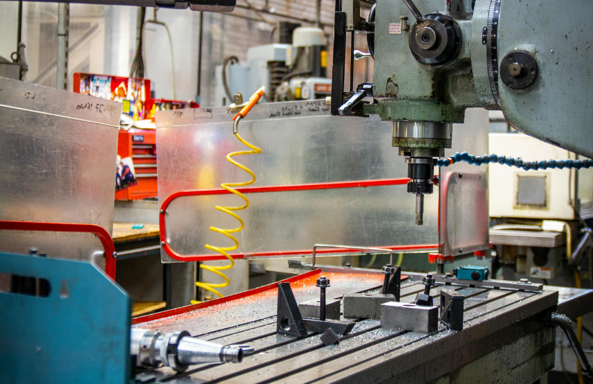 Planta de mecanizado CNC en América Latina mostrando automatización y monitoreo en tiempo real