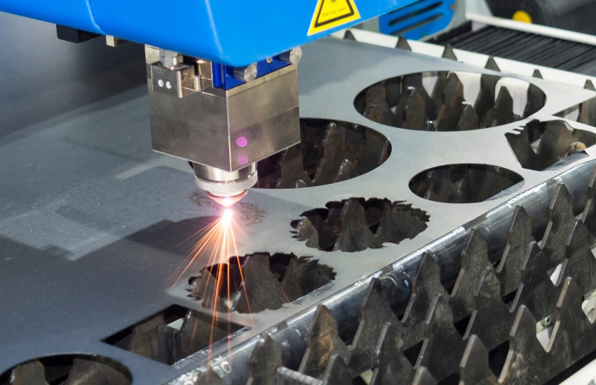 Cabezal de láser CNC realizando corte y grabado de precisión en pieza industrial