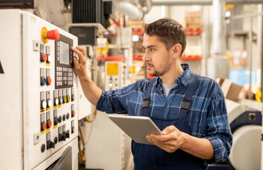 Línea de producción con automatización CNC optimizando la productividad industrial