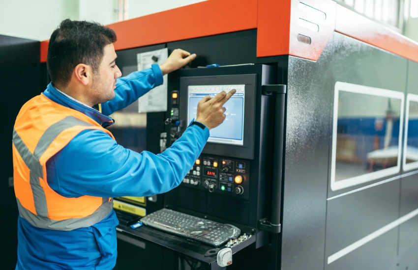Operador evitando errores comunes en máquina CNC con mantenimiento y calibración adecuada