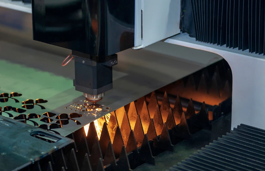 Corte CNC con láser de fibra óptica en lámina metálica de alta precisión