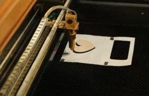 Display POP de acrílico y cartón con cortes complejos realizados mediante Corte Láser en Display POP y Empaque.