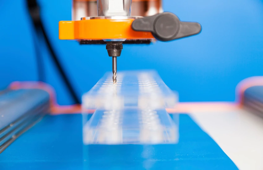 Operario realizando la lubricación de las guías lineales de un Router CNC como parte del mantenimiento preventivo.