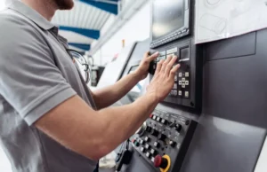 Técnico inspeccionando el lente de enfoque de una máquina láser ULS durante un mantenimiento preventivo de fin de año.