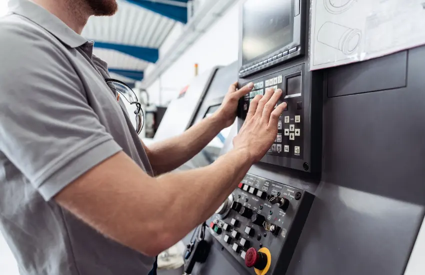 Técnico inspeccionando el lente de enfoque de una máquina láser ULS durante un mantenimiento preventivo de fin de año.