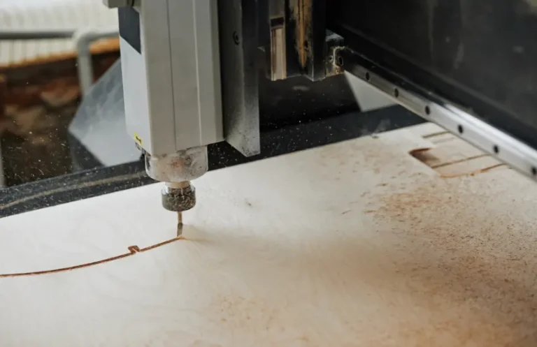 Vista detallada de una mesa de vacío CNC sujetando una plancha de madera, resaltando la estabilidad del material durante el corte.
