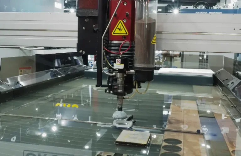 Brazo de cambio automático de herramientas (ATC) AUTOLINK intercambiando una fresa en el husillo de un Router CNC de Soportec.