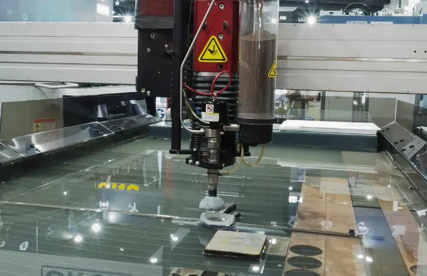 Brazo de cambio automático de herramientas (ATC) AUTOLINK intercambiando una fresa en el husillo de un Router CNC de Soportec.