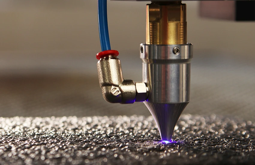 Corte Láser Metales Reflectantes Primer plano de un cabezal de láser de fibra GWLIKE cortando una placa de cobre con nitrógeno a alta presión.