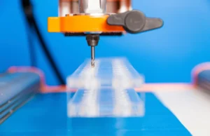 Borde de una pieza de acrílico de 20mm totalmente transparente tras ser cortada en un Router CNC de alta precisión.