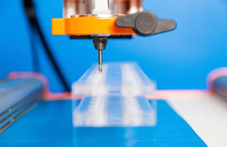 Borde de una pieza de acrílico de 20mm totalmente transparente tras ser cortada en un Router CNC de alta precisión.