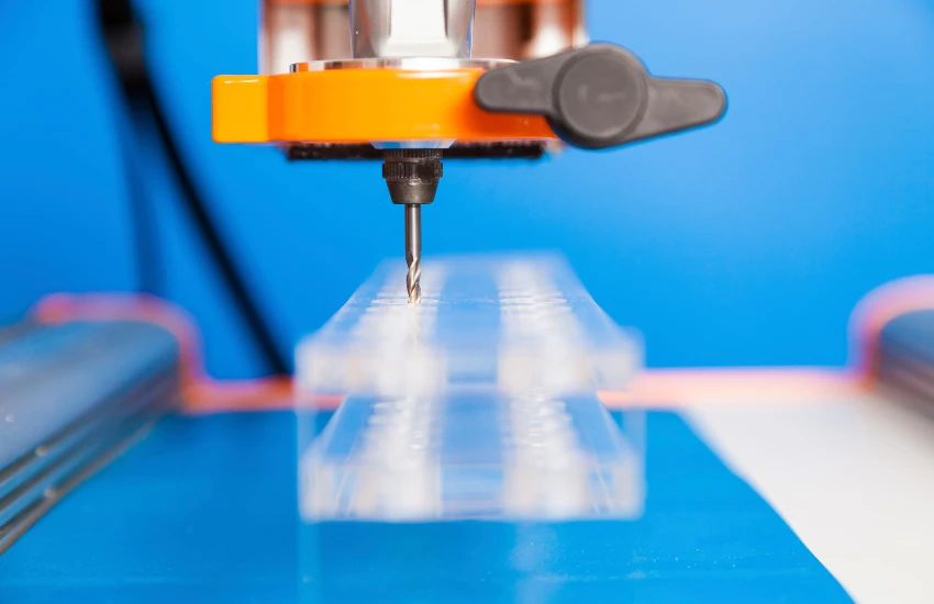 Borde de una pieza de acrílico de 20mm totalmente transparente tras ser cortada en un Router CNC de alta precisión.