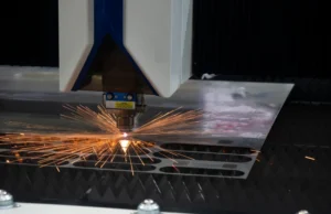 ¿Sabía que una variación de 2°C puede afectar la precisión de su corte? Analizamos por qué la Refrigeración Láser de Fibra es vital para su inversión.