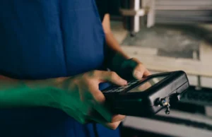 Panel eléctrico de un router CNC siendo actualizado con nuevos drivers digitales y cableado industrial.