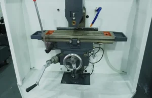 Sierra de panel vertical Safety Speed procesando un tablero de madera en un taller optimizado.