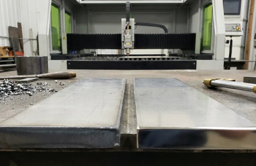 Comparativa de dos piezas de acero inoxidable: una cortada con oxígeno (borde oscuro) y otra con nitrógeno (borde brillante).